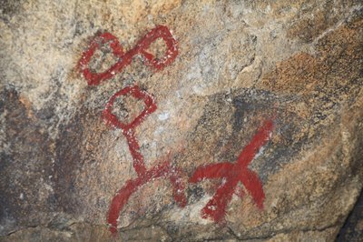 Indische Petroglyphen Nordamerikas. Gemälde in den 50er Jahren für die Dreharbeiten eines Westerns hinzugefügt. Joshua Tree Nationalpark, Kalifornien, USA. Nordamerikanische Indianerkultur von Unknown